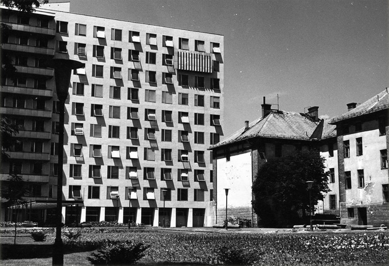 Régi fotó a főépületről és az E jelű épületről