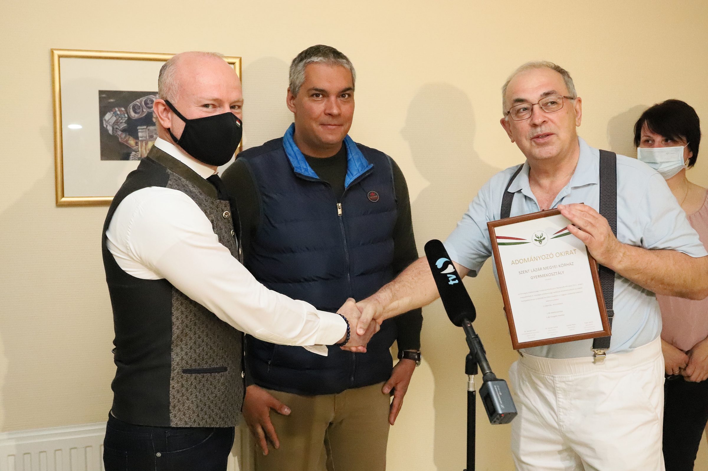 Balról: Fejes László átadja az adományozó okiratot Dr. Szabó Attila főorvosnak